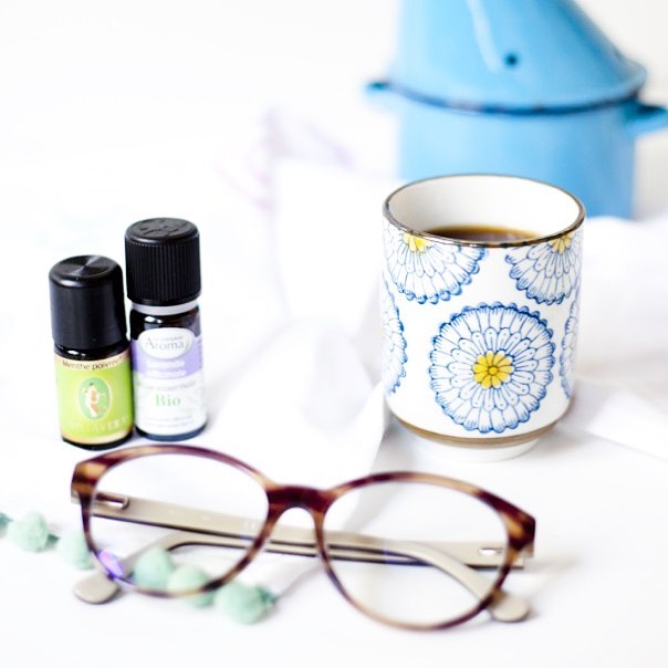 Aujourd'hui sur le blog je vous parle de migraines et de solutions naturelles pour soulager 🤕👍🏼 #blogger #migraine #sos #natural #essentialoil #glasses #coffee