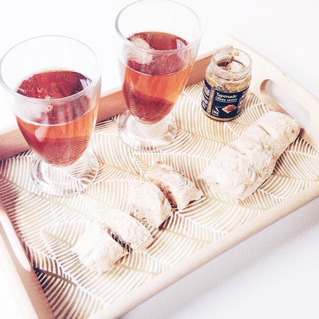Apéro time avec ma petite baguette maison et mon plateau personnalisé sur @carteland 👍🏼 #yummy #beer #cheers #lyon #spring #apero