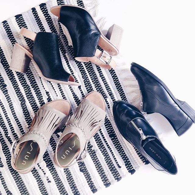 Comment ne pas être de bonne humeur quand on reçoit 3 nouvelles paires de chaussures?! 💁🏼 #newin #shoes #delivery #shopping #derbies #sandals