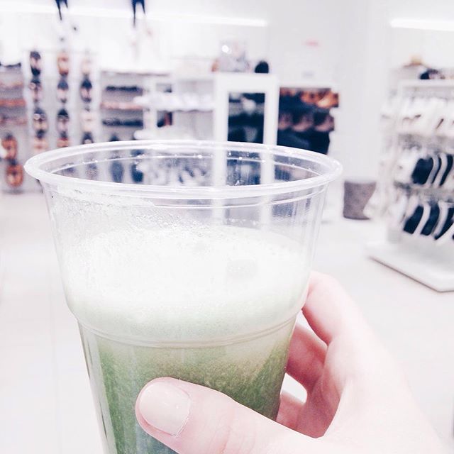 Ce matin j'ai découvert la nouvelle collection @newlookfr tout en sirotant un bon jus vert by @lena_lestanco 👍🏼 je vous en reparle très vite sur le blog! #discoverss16 #newlook #spring #new #shopping #greenjuice #yummy #fashion