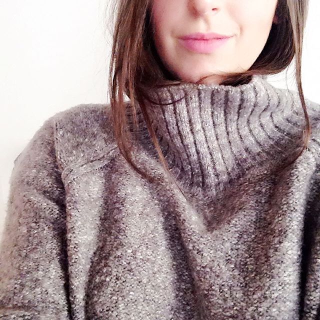 Lundi tout gris = tenue douillette! #ootd #monday #outfit #turtleneck #lyon #lipstick #fashion #makeup