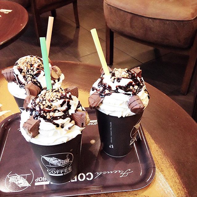 Bon week-end les chatons! #yummy #chocobueno #coffee #cooffeeshop #copines #tours 🍩☕️