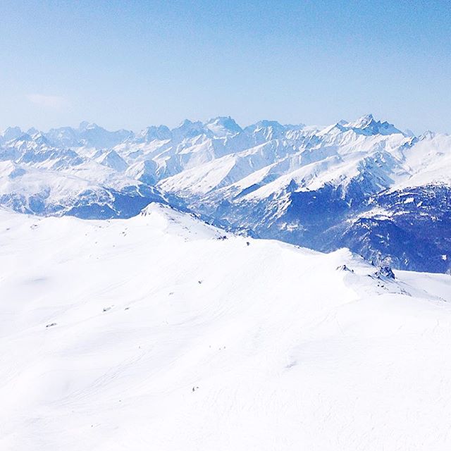 Rien ne pouvait me faire plus de bien que de me retrouver face à ça... #mountains #landscape #frenchalps #alps #bluesky #skiing #menuires