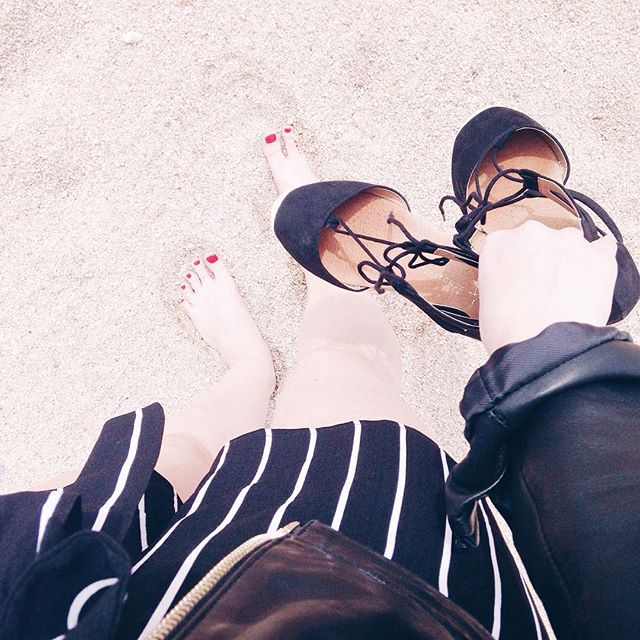 J'étais quand même sacrément bien les pieds dans le sable! ☀️#beach #spring #outfit #shoes #holidays