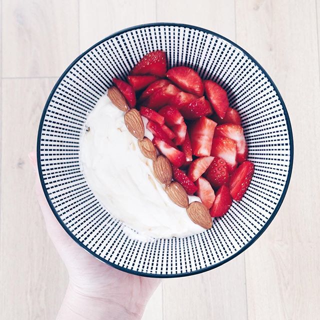 Reprendre des forces après des temps difficiles 💪🏼#yummy #breakfast #strawberries #almonds #bowl #food #instafood #healthy #slowdiet #veggie