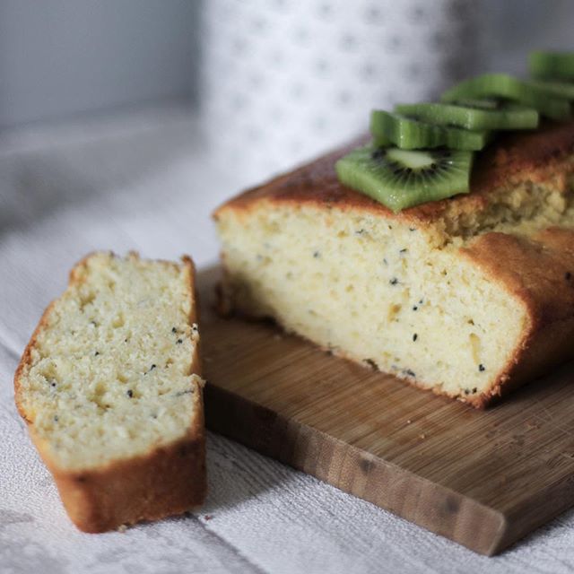 Et si vous profitiez du weeek-end pour cuisiner? Rendez vous sur mon blog pour découvrir la recette du gâteau aux amandes et aux kiwis (lien dans ma bio) 👌🏼🥝 #food #yummy #recipe #cake #kiwi #almonds #healthy #eatgreen #instafood