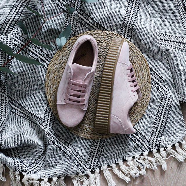 🎁 #CONCOURS 🎁
Pour fêter le lancement de la collection @staggy_shoes nous vous offrons la paire de chaussures de votre choix à venir récupérer dans le magasin le plus proche de chez vous! Personnellement j'ai choisi ces baskets rose pastel à plateforme beaucoup trop canons!
Pour  participer il vous suffit de suivre @staggy_shoes & @elzasoko puis de laisser un petit commentaire sous cette photo en invitant 2 copin(e)s 🍀(fin du concours dimanche 19 mars à 21h) #shoes #newin #staggy #giveaway